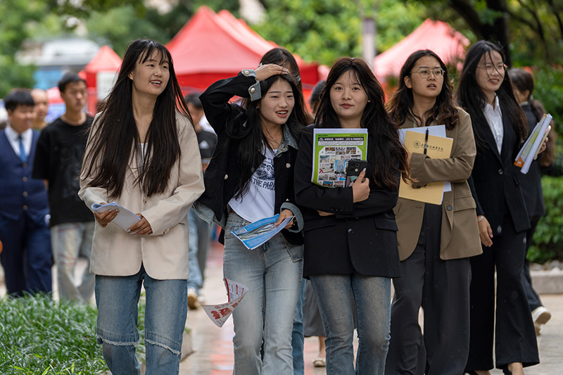 学生赶赴招聘会现场。云南旅游职业学院供图