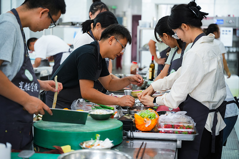 国培学员参加烹饪专业实训项目。